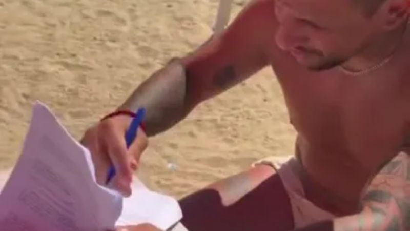 "El Loco" Vecchio firmó su contrato en la playa