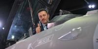 EL EX MINISTRO de Defensa, Petri, ahora diputado nacional, orgulloso por la compra de 24 aviones de guerra, para un país sin conclictos bélicos.