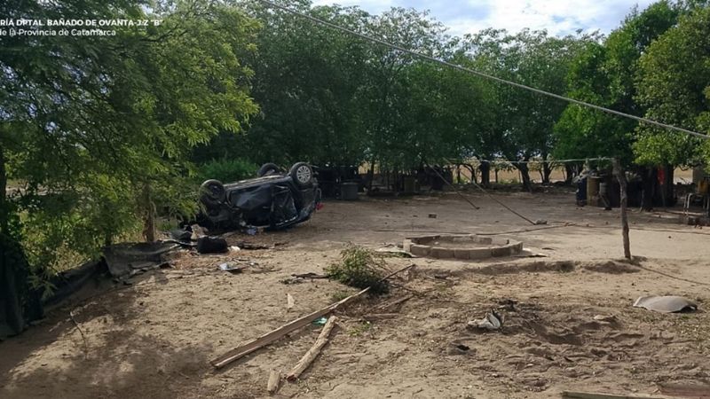 Volcó con el auto y terminó dentro del patio de una casa