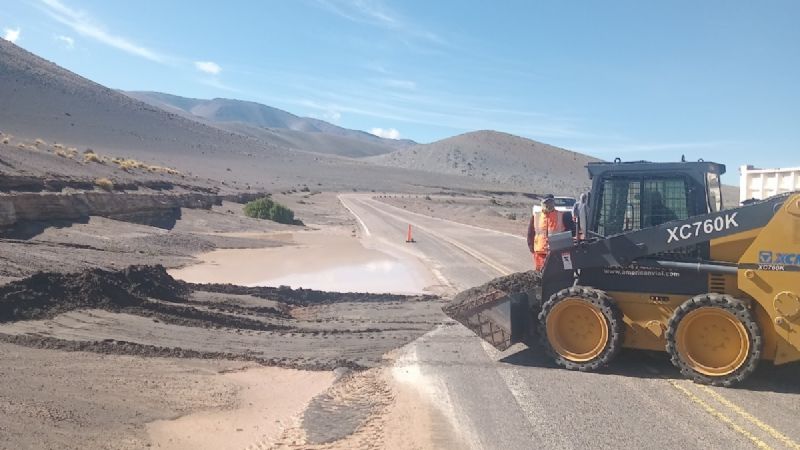 Vialidad Nacional despeja material aluvional y restablece el tránsito al Paso de San Francisco