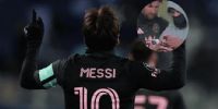 Un fans se sacó una selfie con Messi después del gol ante Sp. Kansas, en medio de un 