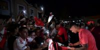NUMEROSOS HINCHAS demoraron el ingreso de los jugadores de River, al hotel donde se alojan.