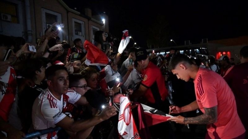 Gran recibimiento a River en San Juan