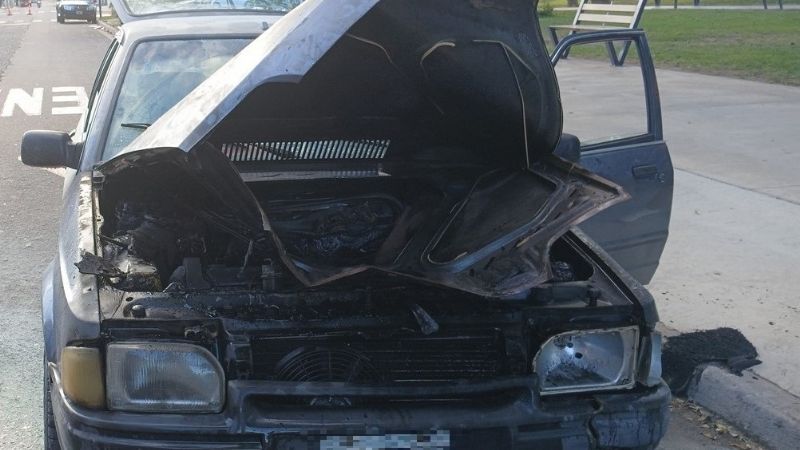 Pánico en el Sur de la Capital: se incendia automóvil por desperfecto mecánico