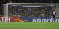 EL ARQUERO VIZCARRA le atajó el penal a Velazo y eliminó a Boca de la Copa Sudamericana.