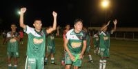 LOS JUGADORES DE LOS SUREÑOS celebran el triunfo de hoy ante Sumalao, que lo depositó en la cima de la Zona 4.