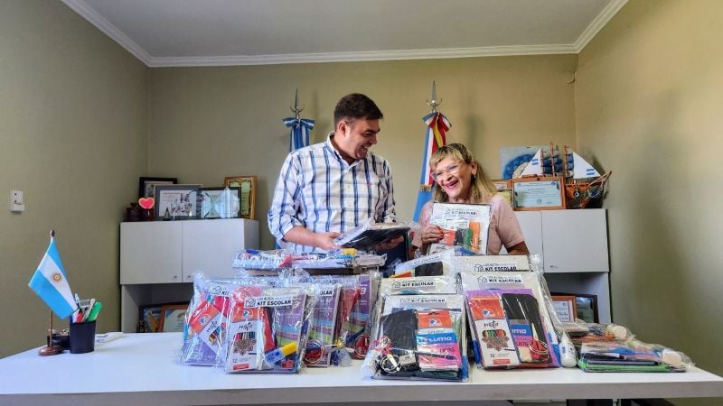 Kits escolares para todos los alumnos de Los Altos