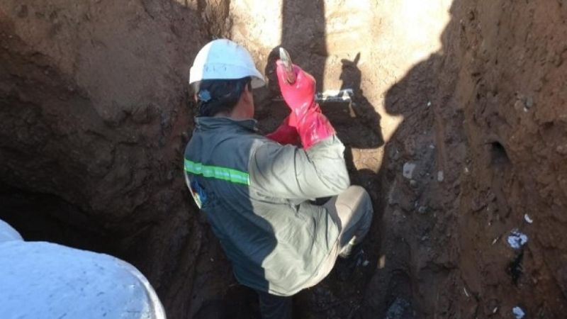 Aguas de Catamarca reparó la rotura del colector cloacal en la zona centro
