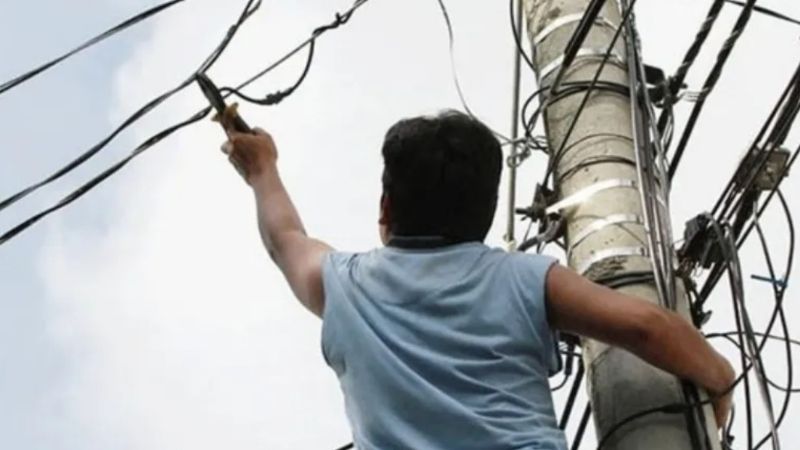 Se quiso colgar de la luz y terminó en la comisaría