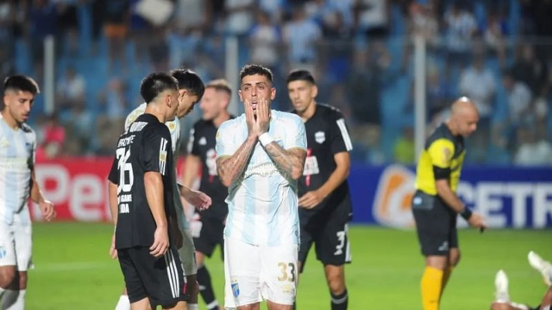 A puro blooper, Riestra goleó 3-0 a Atlético