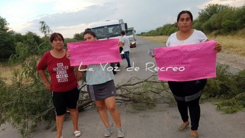 Pobladores cortan ruta en el interior