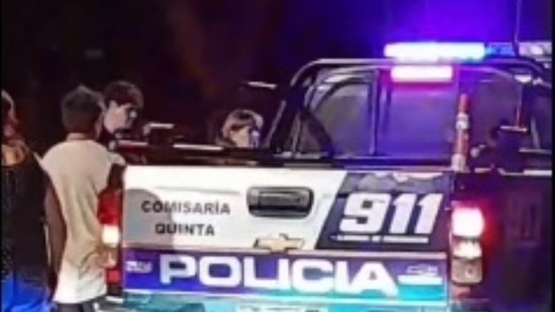 Patrullero embistió a una motociclista