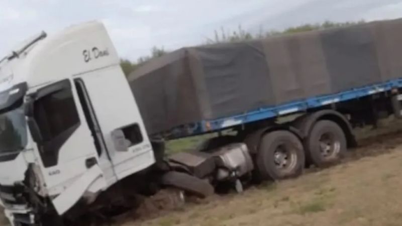 Conmoción: adolescente discutió con su novia y se arrojó debajo de un camión