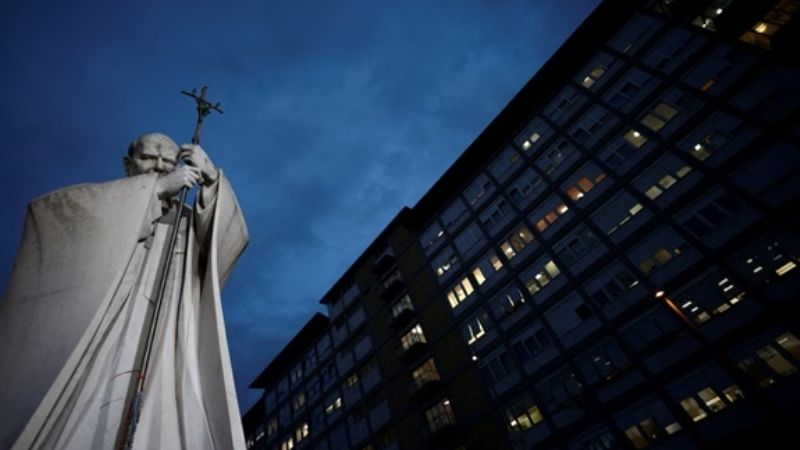 El papa Francisco sale de peligro: “Las mejoras registradas se consolidan”