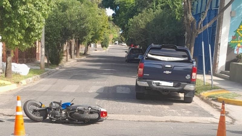 Violenta colisión entre una moto y una camioneta