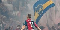 La bandera de Boca en el festejo de gol de Albert Guðmundsson, en un Genoa 4 - Roma 1 de 2023. 