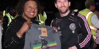 LIONEL MESSI junto a Olivia Grange, ministra de Deportes y Cultura de Jamaica, quien le regaló una remera de Bob Marley, jugando al fútbol.