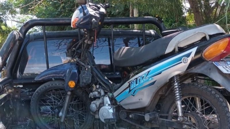 Policías secuestran una moto robada