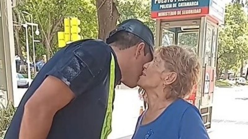 Policía devolvió un bolso con dinero a una turista