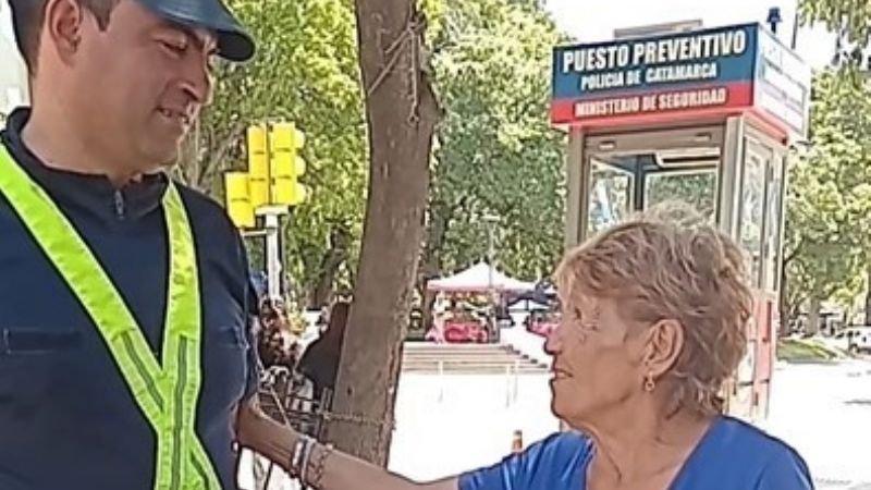 Policía devolvió un bolso con dinero a una turista