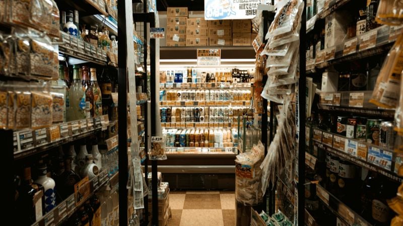 Hombre atrapado "in fraganti" robando en supermercado