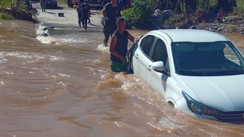 Docente quedó varada en un badén y requirió rescate urgente