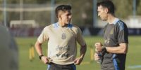 Lionel Scaloni dialogando con Giuliano Simeone, uno de los nuevos, durante la práctica vespertina de Argentina, el martes último.