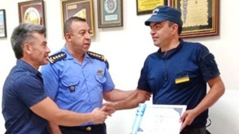 Reconocen a policía que devolvió un bolso