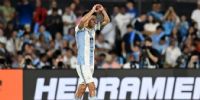 THIAGO ALMADA la clavó en el ángulo y marcó el 1-0 del triunfo de Argentina sobre Uruguay. 