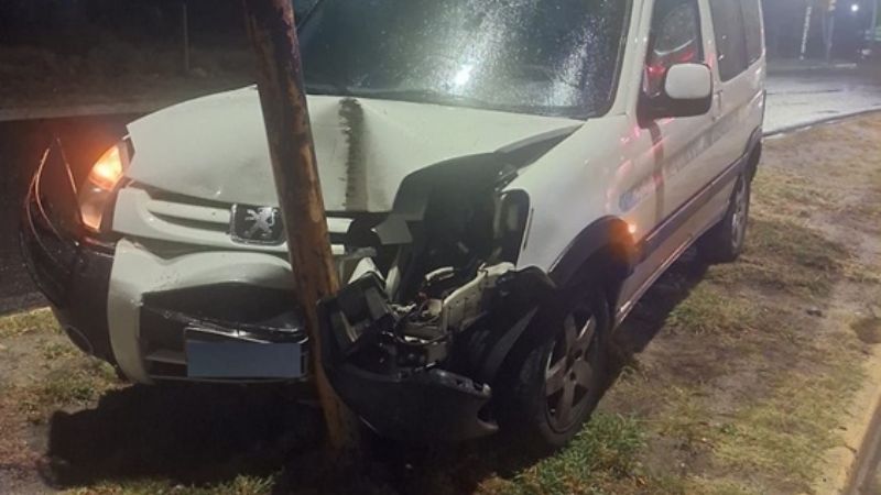 Se estrelló contra un poste de luz