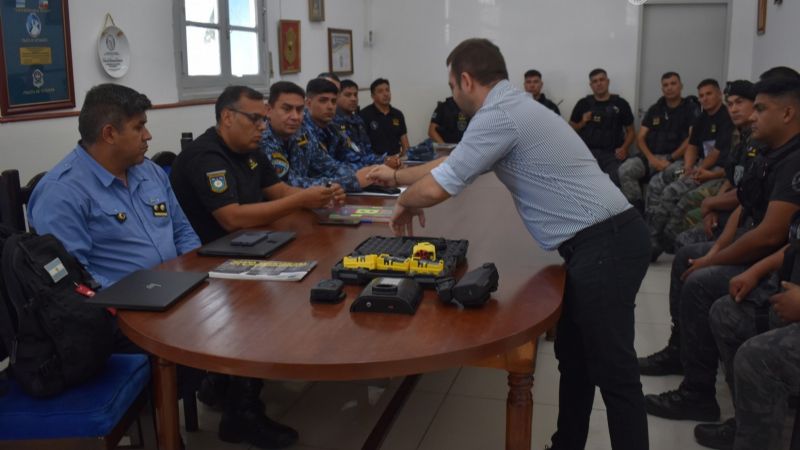 La policía de Catamarca se capacita para usar armas de descargas eléctricas