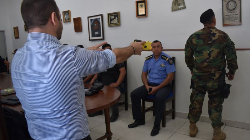 La policía de Catamarca se capacita para usar armas de descargas eléctricas