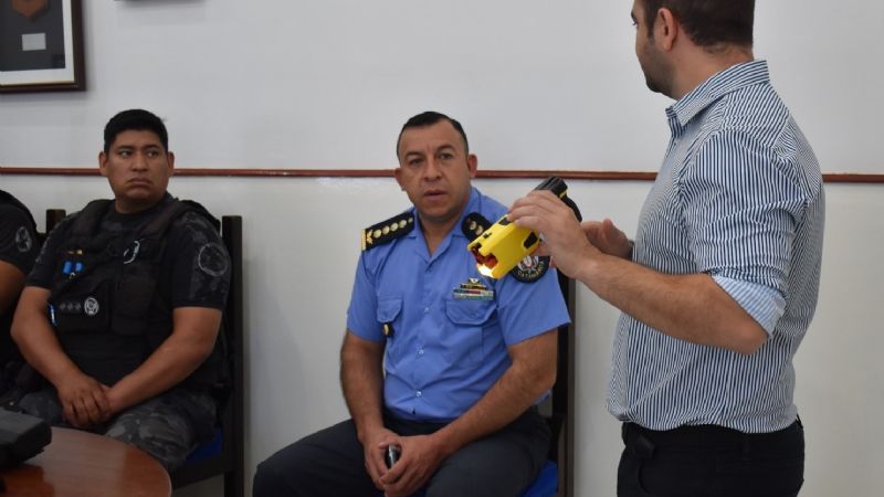 La policía de Catamarca se capacita para usar armas de descargas eléctricas