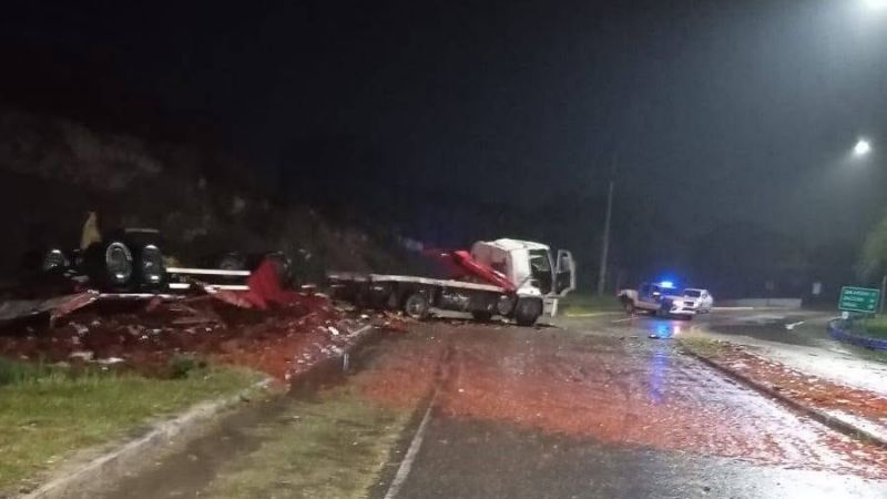 Camión volcó su acoplado con ladrillos