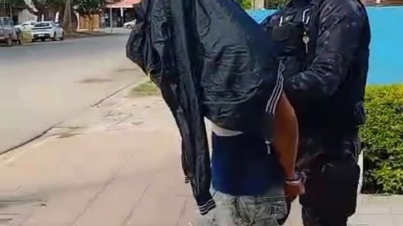 Dos hombres fueron detenidos tras agredir a la policía