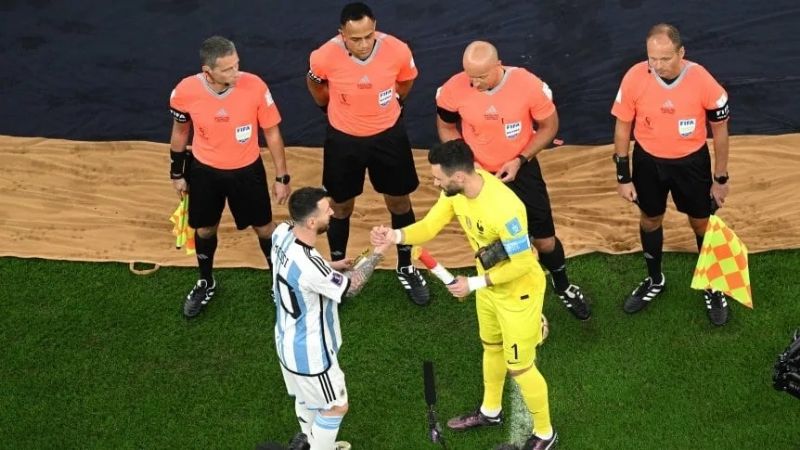 Lloris, rendido ante “el Dibu” Martínez y Messi:
