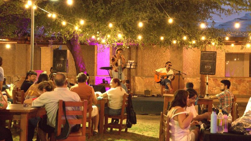 En todo el verano, los turistas en la Capital pernoctaron casi 4 noches