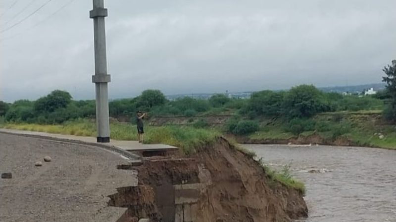Tránsito interrumpido por la Costanera del Río del Valle