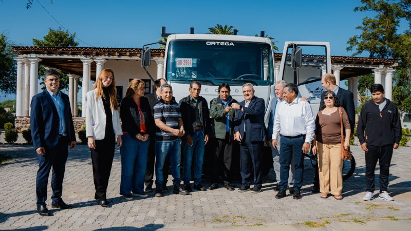 El municipio de Antofagasta de la Sierra recibió un camión con Hidrogrúa