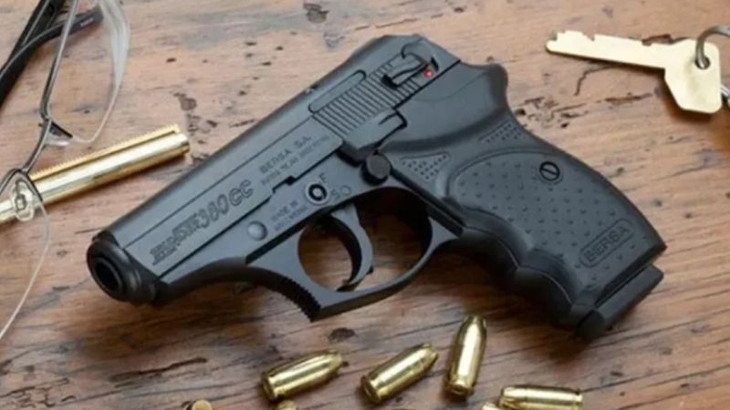 Una joven fue con un arma y centenares de municiones a clases