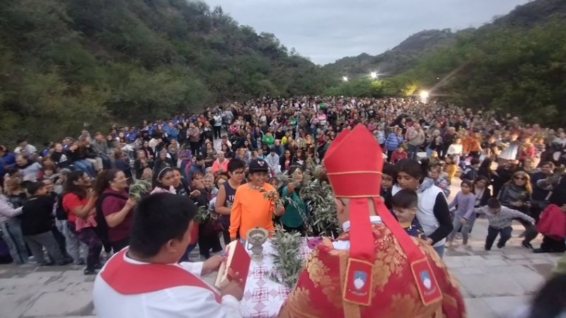 Una multitud de fieles peregrinó dando inicio a la Semana Santa