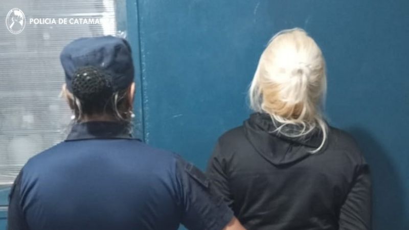 Mujer aprehendida por desobediencia judicial y agresión