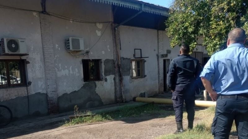 Policías impidieron que una persona atente contra su vida