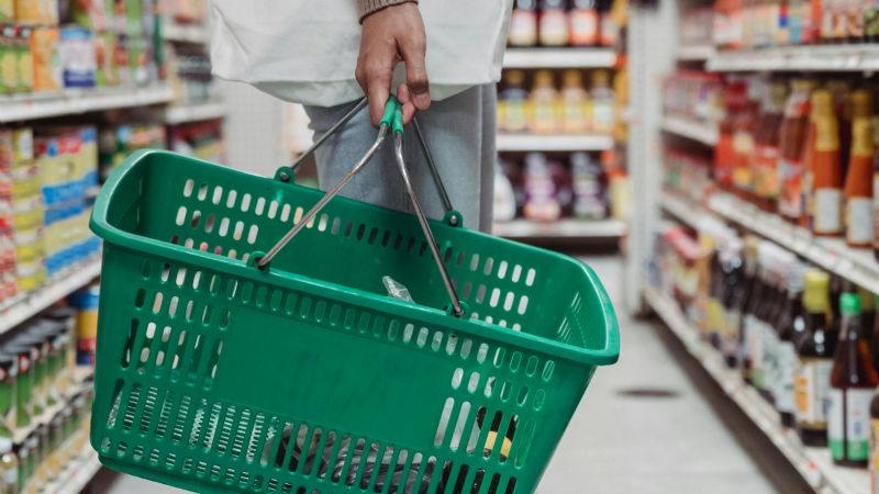 Por la suba del dólar, las alimenticias remarcan precios hasta un 9% y crece la tensión con los supermercados