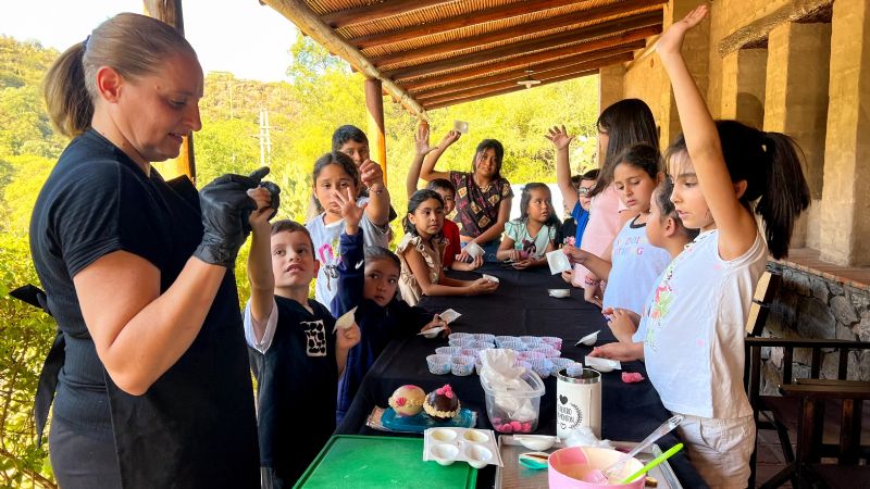 Mini chefs en acción: los chicos se divirtieron realizando sus propios huevos de Pascua