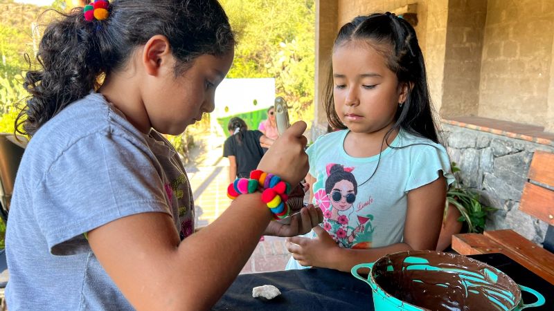 Mini chefs en acción: los chicos se divirtieron realizando sus propios huevos de Pascua