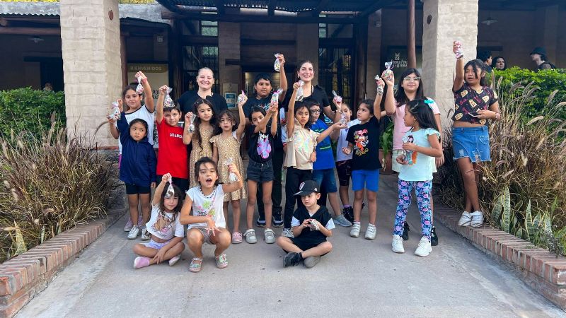 Mini chefs en acción: los chicos se divirtieron realizando sus propios huevos de Pascua