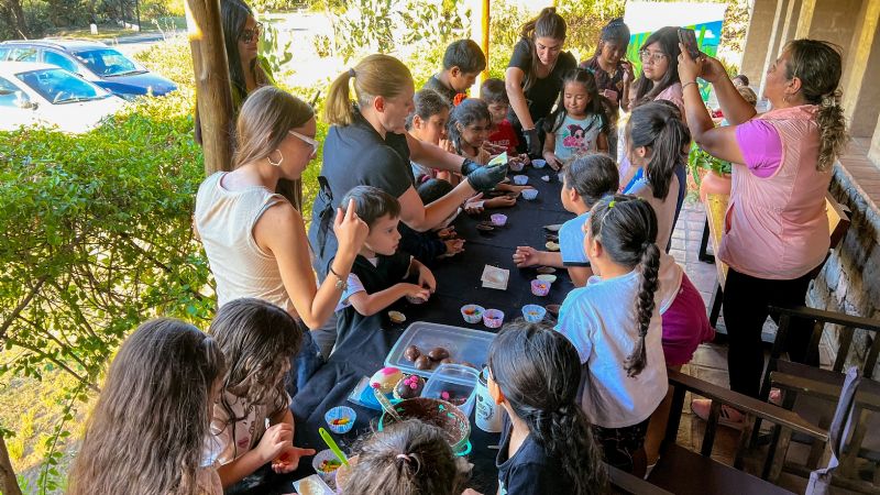 Mini chefs en acción: los chicos se divirtieron realizando sus propios huevos de Pascua