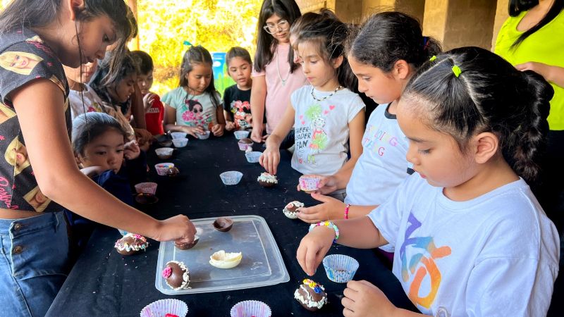 Mini chefs en acción: los chicos se divirtieron realizando sus propios huevos de Pascua