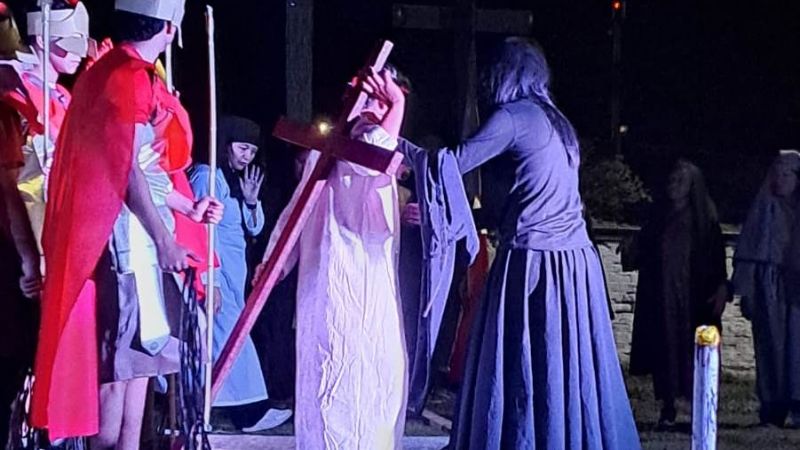 Emotivo Vía Crucis viviente en Recreo